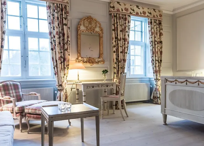 Skjoldenaesholm Slot 3*